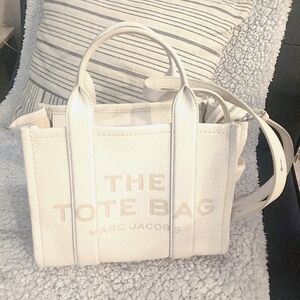 Marc Jacobs White Canvas & Leather Tote Bag with Versatile Design